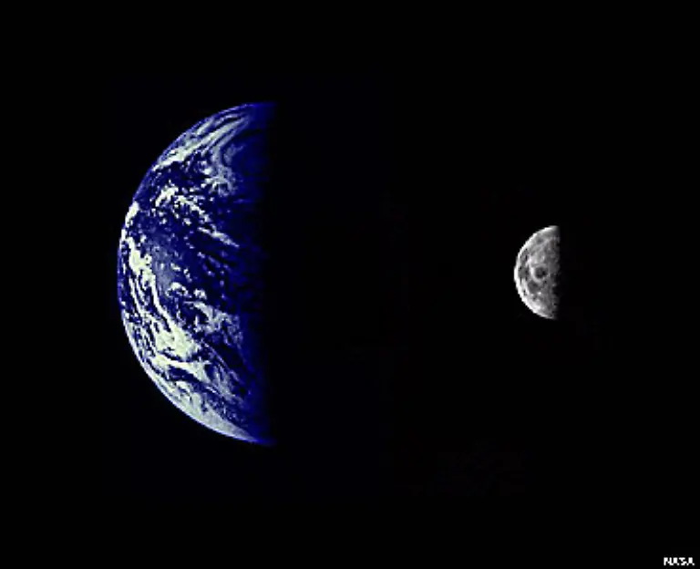 Die-NASA-und-das-USGS-National-Center-for-EROS-haben-eine-Reihe-von-Satellitenfotos-veroeffentlicht-die-Gebiete-der-Erde-in-Spektralfarben-zeigen