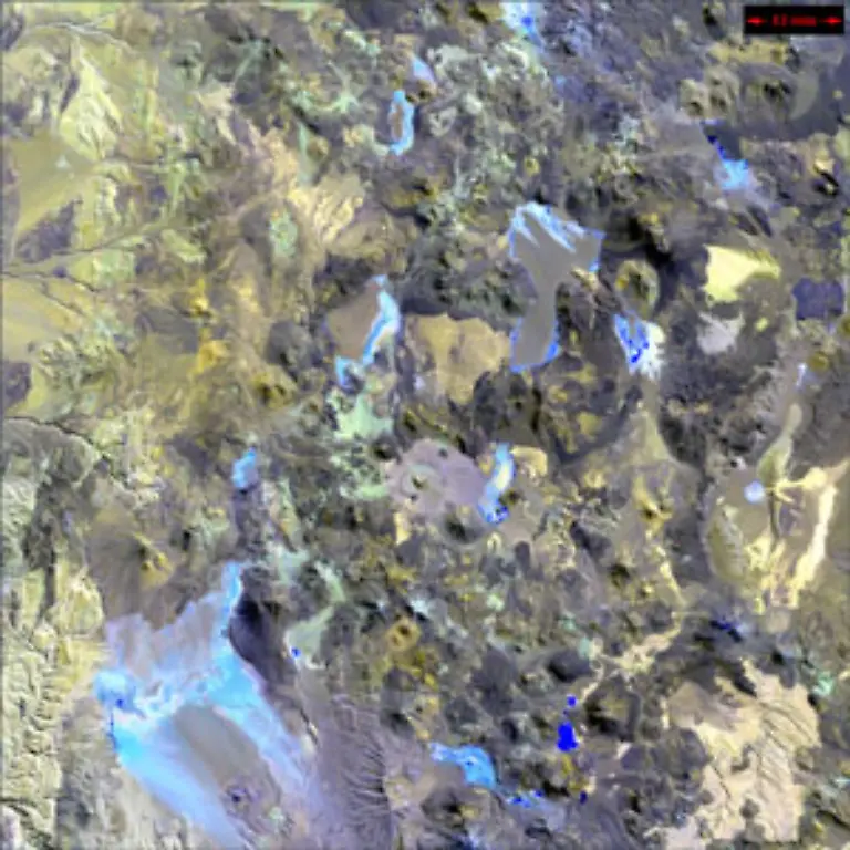 Vulkankette-entlang-der-Grenze-von-Chile-und-Argentinien