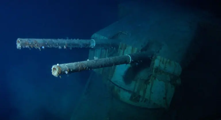 Doch-schon-knapp-zwei-Jahre-spaeter-am-27-Mai-1941-wird-der-Stolz-der-deutschen-Kriegsmarine-von-britischen-Kriegsschiffen-im-Atlantik-versenkt-Einen-Tag-vorher-hatte-der-Torpedo-eines-britischen-Bombers-das-Ruder-der-Bismarck-zerstoert-Damit-war-sie-quasi-manoevrierunfaehig