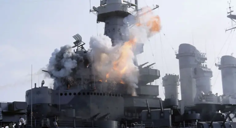 Drei-Tage-vorher-hatte-die-Bismarck-noch-den-Stolz-der-britischen-Marine-die-HMS-Hood-versenkt-Der-britische-Premier-Winston-Churchill-mobilisiert-daraufhin-die-gesamte-britische-Flotte-Es-ist-egal-wie-Ihr-es-macht-aber-versenkt-die-Bismarck-fordert-er-in-einer-Rede