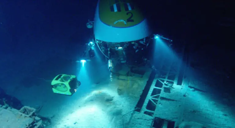 Nachdem-die-Bismarck-von-der-britischen-Flotte-auf-den-Meeresgrund-geschickt-worden-war-versuchten-Hitler-und-die-deutsche-Marine-deren-Schwesterschiff-die-Tirpitz-zu-schuetzen-Doch-auch-sie-wurde-1944-in-ihrem-Versteck-einem-norwegischen-Fjord-von-den-Briten-zerstoert