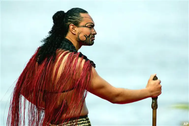 Auch-das-Wort-Taetowieren-hat-seinen-Ursprung-in-Polynesien-Es-geht-zurueck-auf-den-Begriff-tatau-der-soviel-wie-Zeichen-bedeutet