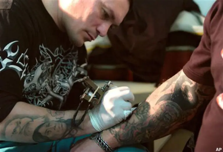 wird-jedoch-eine-elektrisch-betriebene-Maschine-benutzt-der-modernen-Technik-sei-Dank-Sie-befoerdert-die-Farbe