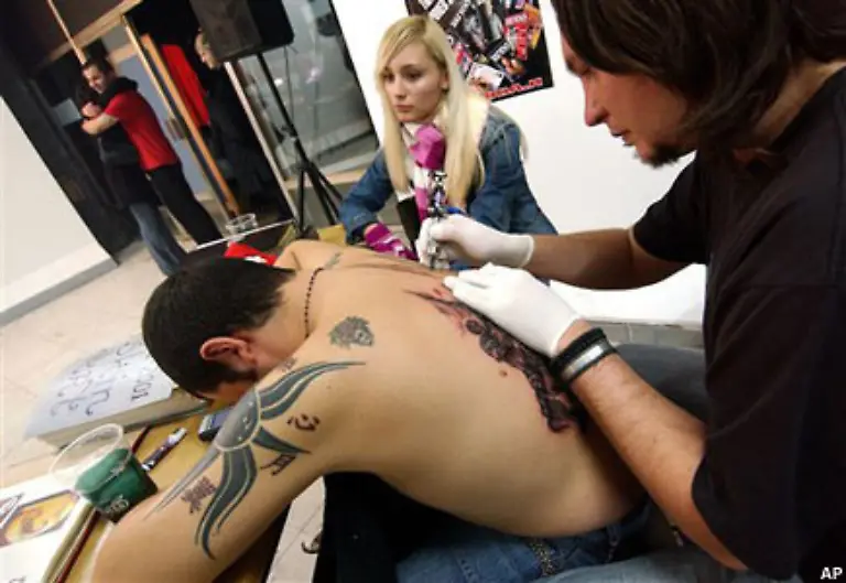 mit-mehreren-rasch-hoch-und-runter-rotierenden-Nadeln-unter-die-Oberhaut