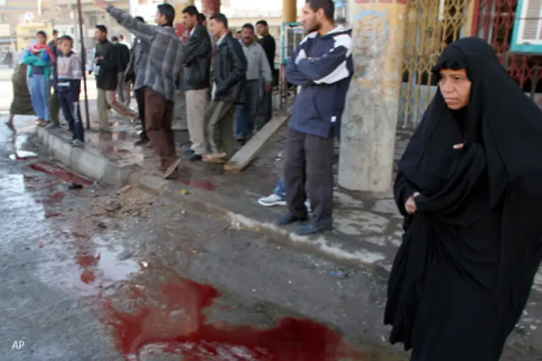 Tag-fuer-Tag-kommt-es-im-Irak-zu-blutigen-Anschlaegen-Schaetzungen-gehen-von-Zehntausenden-von-Zivilisten-aus-die-seit-Beginn-des-Irak-Kriegs-im-Jahr-2003-ums-Leben-gekommen-sind-Nach-Berechnungen-von-Wissenschaftlern-der-Johns-Hopkins-Universitaet-in-Baltimore-sind-schaetzungsweise-rund-650-000-Menschen-durch-Kriegsfolgen-gestorben