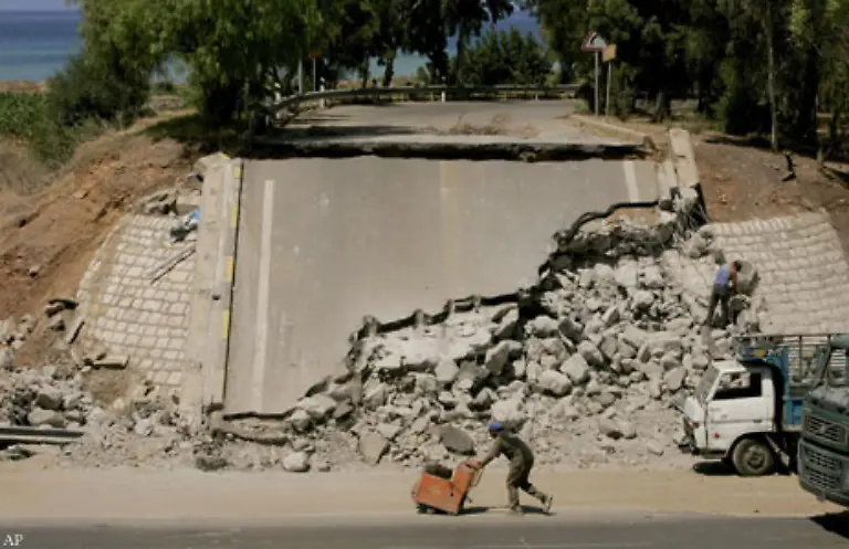 Der-Konflikt-zwischen-Israel-und-der-von-Libanon-aus-operierenden-Hisbollah-eskaliert-im-Sommer-2006-Israel-startet-gegen-die-Raketenangriffe-aus-dem-Nachbarland-eine-Luft-Wasser-und-Bodenoffensive