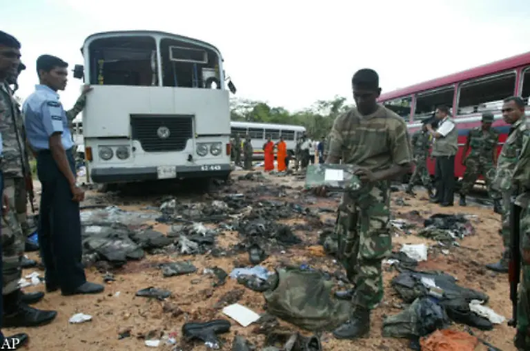 Im-Juli-2006-erklaert-ein-Anfuehrer-der-Tamilen-Rebellen-in-Sri-Lanka-den-Waffenstillstand-fuer-nichtig-nachdem-bei-einem-Anschlag-auf-einen-Reisebus-mehr-als-60-Menschen-ums-Leben-gekommen-waren