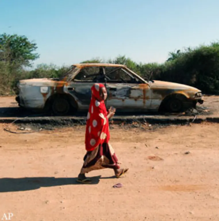 Auch-Somalia-ist-weit-entfernt-vom-Frieden-Seit-1991-existiert-hier-keine-funktionierende-Regierung-mehr-Konflikte-entzuenden-sich-haeufig-zwischen-der-Minderheit-sesshafter-Ackerbauern-und-der-nomadisch-lebenden-Mehrheit-um-knappes-Wasser-und-Land