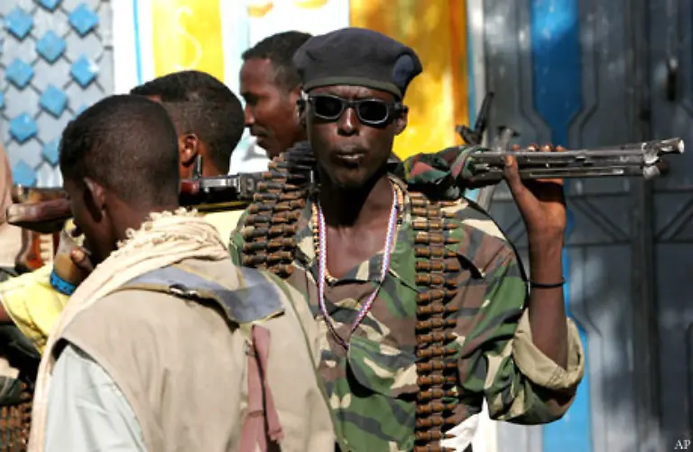 Der-persoenliche-Machthunger-von-Clanfuehrern-und-Kriegsherren-fordert-zudem-mehrere-hundert-Opfer-Friedensbemuehungen-der-Arabischen-Liga-und-der-Afrikanischen-Union-sind-bislang-ergebnislos-geblieben