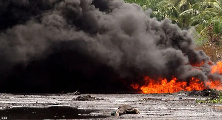 Im-Niger-Delta-kommt-es-immer-wieder-zu-Zusammenstoessen-zwischen-Mitarbeitern-von-Oelfirmen-und-der-Bewegung-fuer-die-Emanzipation-des-Niger-Delta-MEND