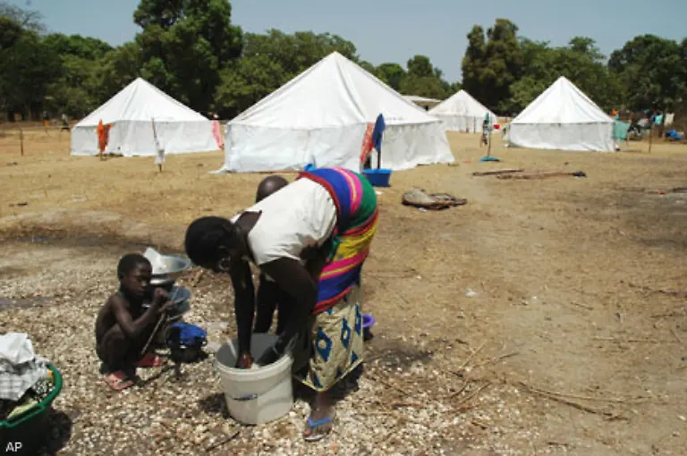 In-der-Grenz-Region-zum-Nachbarland-Guinea-Bissau-kommt-es-zu-Kaempfen-In-Guinea-Bissau-werden-etliche-Doerfer-zerstoert-7-500-Menschen-fliehen-In-Casamance-an-der-Grenze-zu-Gambia-gibt-es-ebenfalls-Gefechte-im-Herbst-startet-die-Regierung-eine-Gegenoffensive-Tausende-fliehen