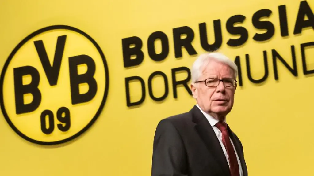 Praesident-Reinhard-Rauball-geht-am-Vereinslogo-vorbei