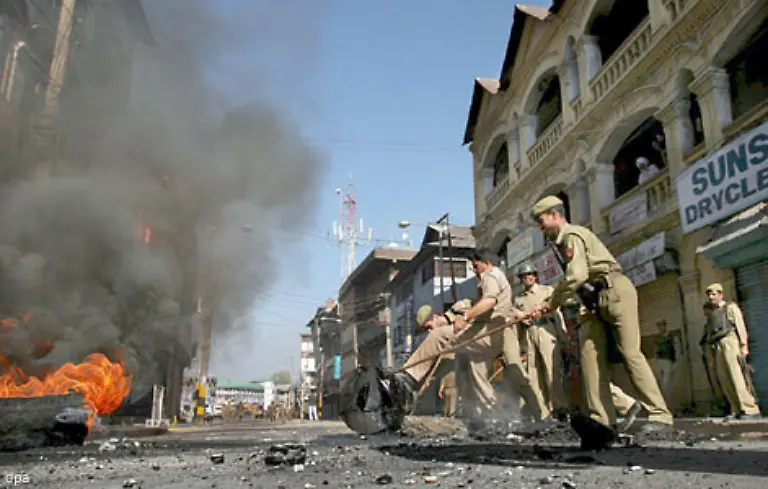 Fast-taeglich-kommt-es-im-indischen-Teil-Kaschmirs-im-Bundesstaat-Jammu-und-Kashmir-zu-Zusammenstoessen-von-militanten-Kaschmiris-und-Pakistanis-mit-indischen-Sicherheitskraeften-Woechentlich-werden-Zivilisten-von-Separatisten-entfuehrt-oder-getoetet-Die-Regierung-beschuldigt-die-Separatisten-El-Kaida-Verbindungen-zu-haben