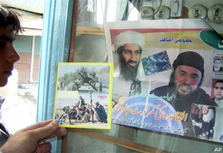 Die-Regierung-wirft-den-paschtunischen-Staemmen-vor-die-Taliban-und-El-Kaida-zu-unterstuetzen-Schlagzeilen-macht-dieser-Konflikt-wenn-Geruechte-ueber-US-Luftangriffe-auf-mutmassliche-Terror-Stuetzpunkte-verbreitet-werden