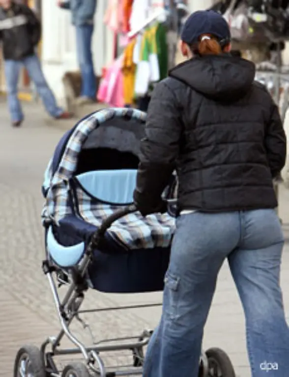 Samt-Kinderwagen-wird-in-Vietnam-ein-13-Monate-altes-Baby-durch