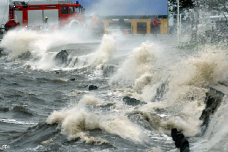 einen-Taifun-ueber-ein-dreistoeckiges-Haus-geschleudert-Das-Kind-landet-150-Meter-entfernt-auf-den-Wasserpflanzen-eines-Teiches-bleibt-unverletzt