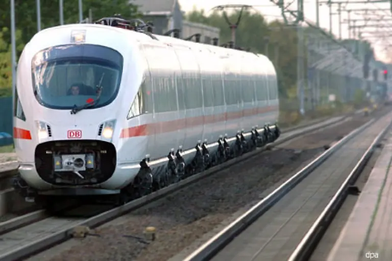 mitten-auf-den-Bahngleisen-Ein-Zug-rollt-ueber-ihn-Dennoch-keine-Verletzung