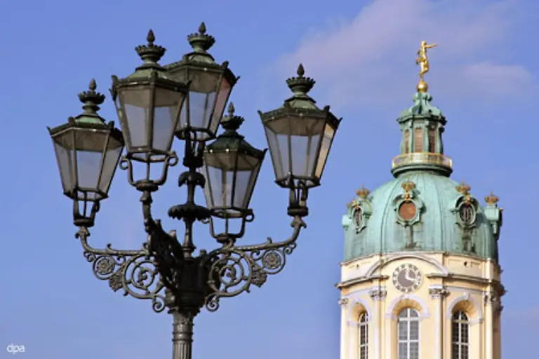 Einer-seiner-Brueder-liebt-eine-Strassenlaterne