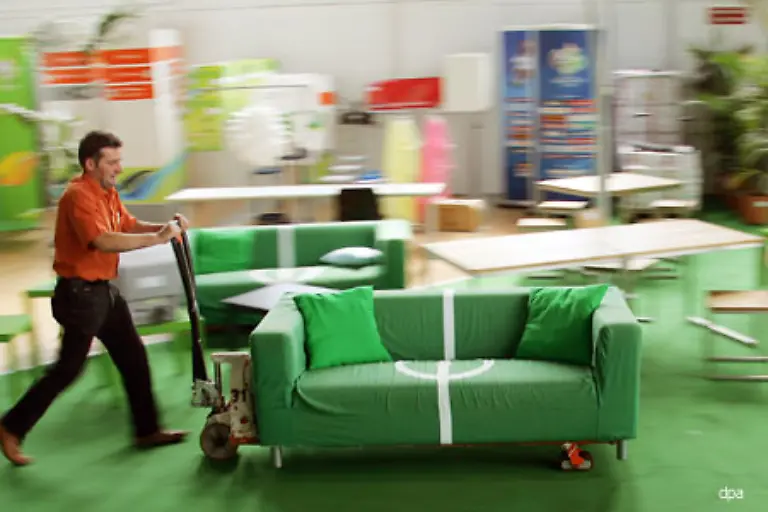 mit-seinem-ueberdimensionalen-Arm-in-einer-Sofaritze-haengen-Auch-hier-rettet-die-Feuerwehr-Sie-trennt-ihn-mit-Hilfe-eines-Luftkissens-von-seiner-Couch