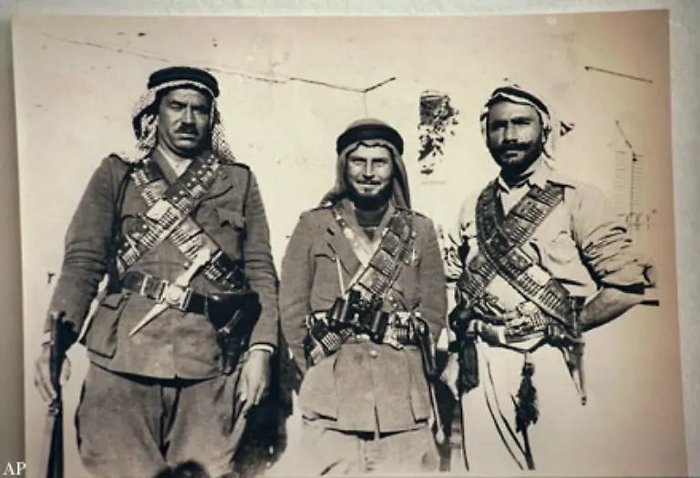 Im-Alten-Orient-war-meist-die-Steinigung-ueblich-die-ein-Kollektiv-meist-die-Sippe-oder-der-Stamm-durchfuehrte-Spaeter-verlangte-man-von-den-Anklaegern-die-ersten-Steine-auf-das-Opfer-zu-werfen-um-so-ihre-rechtmaessige-Anklage-zu-unterstreichen-und-Meineide-im-Prozess-zu-erschweren