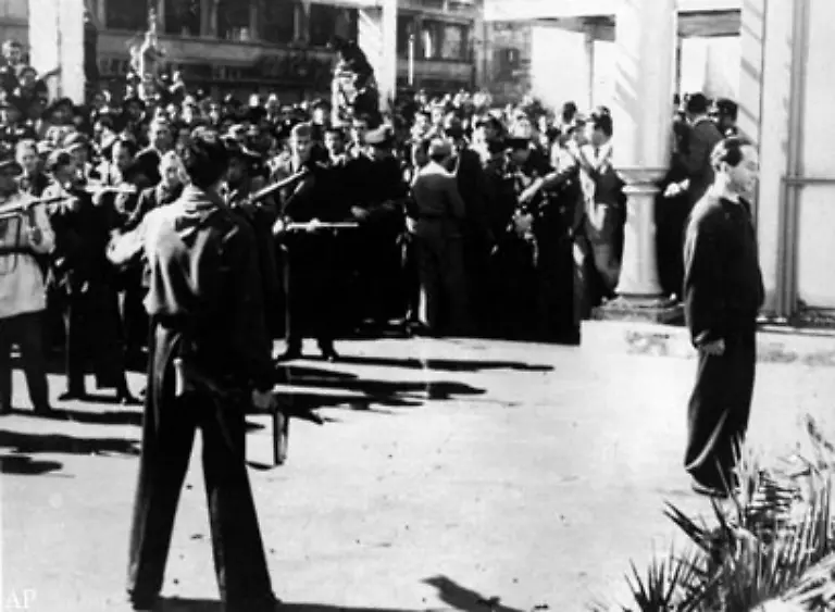 Auch-bei-Erschiessungen-im-Krieg-haben-manche-Soldaten-des-Exekutionskommandos-Platzpatronen-in-ihrem-Gewehr