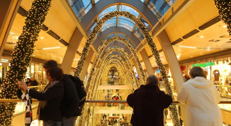 Der-weihnachtliche-Konsum-hat-mit-dem-Geist-des-Festes-zwar-nichts-zu-tun-wird-jedoch-mit-einer-Glitzerfassade-geschmueckt