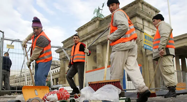 133-wird-Silvestermuell-einfach-auf-die-Strasse-geworfen
