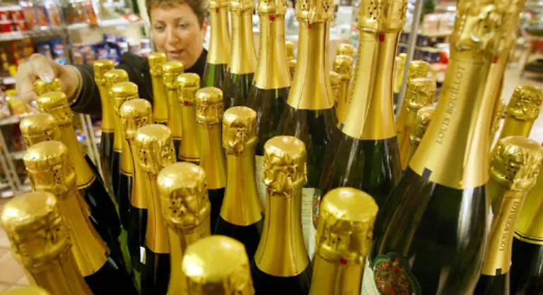 133-die-Zeit-vor-Silvester-ist-kurz-Sekt-und-Boeller-muessen-an-den-wenigen-verkaufsoffenen-Tagen-zwischen-den-Jahren-eingekauft-werden