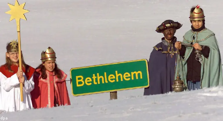 Dann-schickte-er-sie-nach-Bethlehem-und-sagte-Geht-und-forscht-sorgfaeltig-nach-wo-das-Kind-ist-und-wenn-ihr-es-gefunden-habt-berichtet-mir-damit-auch-ich-hingehe-und-ihm-huldige-Nach-diesen-Worten-des-Koenigs-machten-sie-sich-auf-den-Weg