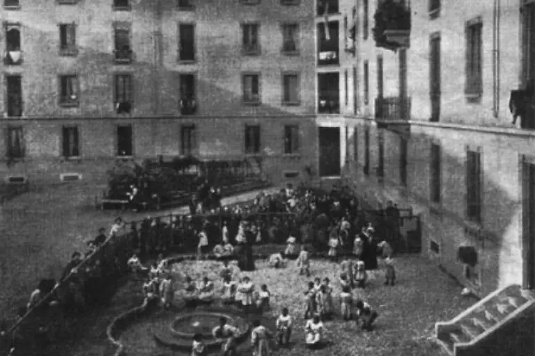 Und-um-ein-Jubilaeum-zu-feiern-Am-6-Januar-1907-eroeffnete-Maria-Montessori-ihr-erstes-Casa-dei-bambini-Kinderhaus-im-roemischen-Arbeiterviertel-San-Lorenzo