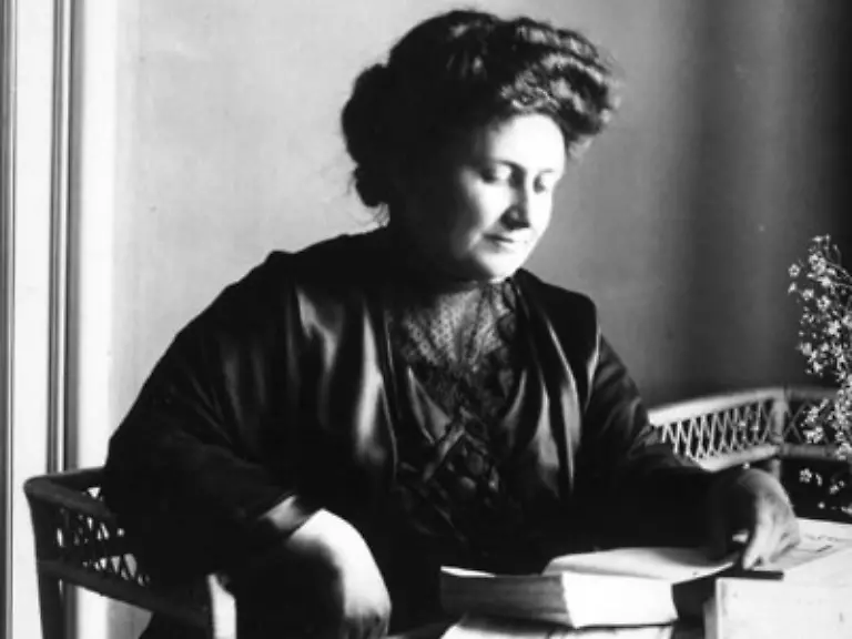 Die-1870-bei-Ancona-geborene-Maria-Montessori-war-Aerztin-und-Paedagogin-Durch-Studium-und-Beobachtung-gewann-sie-Erkenntnisse-ueber-den-kindlichen-Selbsterziehungsprozess-und-schuf-eine-paedagogische-Philosophie