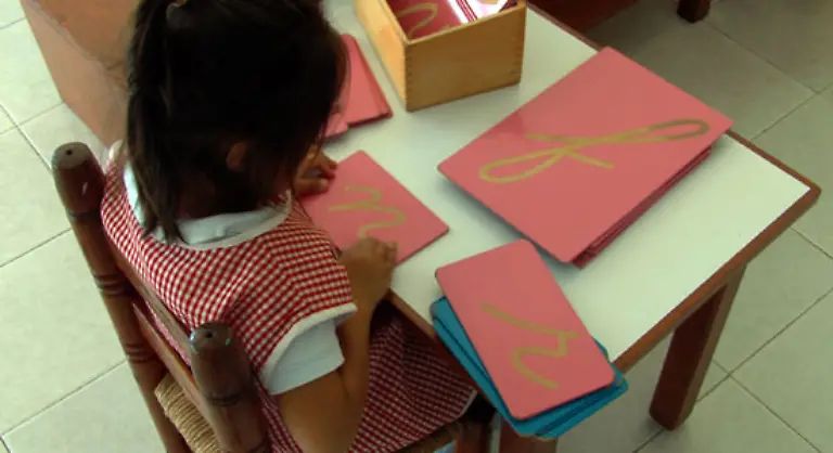 Hinzu-kommt-viel-Freiarbeit-in-denen-die-Kleinen-ohne-das-Korsett-des-Stundenplans-selbst-bestimmen-koennen-womit-sie-sich-beschaeftigen