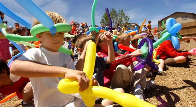 Klingt-wie-ein-Kinderparadies-auf-Erden-und-ein-bisschen-so-als-haetten-die-Schueler-sich-das-selbst-ausgedacht-kein-Leistungsdruck-keine-Zensuren-keine-Schulstunden-im-45-Minuten-Takt-Und-das-Beste-Man-darf-stundenlang-machen-was-man-will
