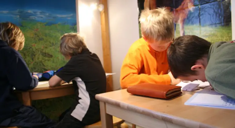 2-Die-Kinder-haben-die-Freiheit-beim-Lernen-mit-anderen-zusammenzuarbeiten