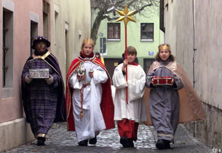 In-einer-Schrift-des-englischen-Theologen-Beda-Venerabilis-rund-673-bis-735-heisst-es-Melchior-sei-ein-Greis-mit-weissem-Barte-und-Caspar-ein-bartloser-Juengling-gewesen-Balthasar-dagegen-habe-einen-schwarzen-Vollbart-gehabt