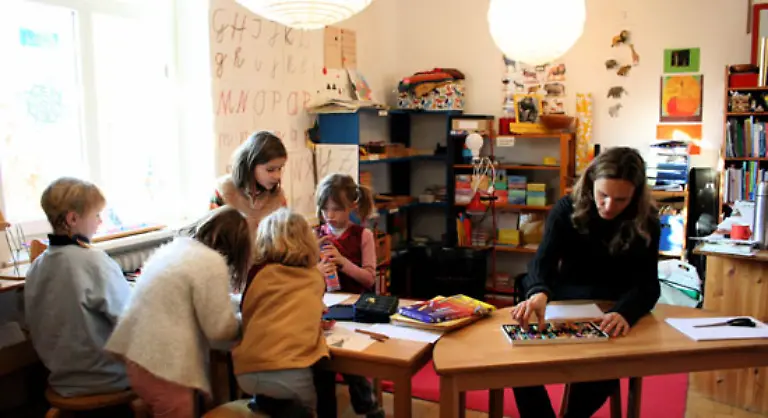 Deshalb-werden-Montessori-Erzieher-dazu-ausgebildet-sich-selbst-nicht-ernster-zu-nehmen-als-die-Kinder-Sie-lernen-sich-zurueckzuhalten-und-den-Kindern-die-Chance-zu-geben-ihre-eigenen-Erfahrungen-zu-machen