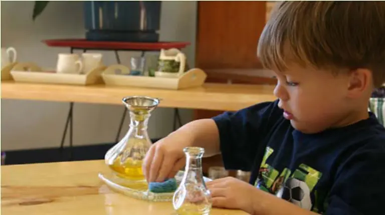 Angestaubte-Weisheiten-wie-Messer-Gabel-Schere-Licht-sind-fuer-kleine-Kinder-nicht-sind-ausser-Kraft-gesetzt-Dreijaehrige-duerfen-experimentieren-saegen-Streichhoelzer-anzuenden-und