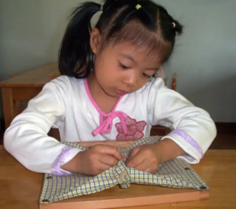 oder-Knoepfen-ueben-kann-ohne-dass-Mami-daneben-steht-und-mit-den-Fuessen-scharrt