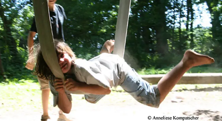 Einen-weiteren-Schwerpunkt-legte-Maria-Montessori-auf-Bewegung-Das-Kind-kann-nur-aufpassen-oder-denken-wenn-es-sich-bewegt