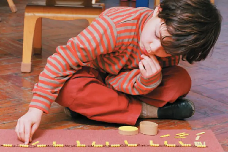 Montessori-Verfechter-sind-der-Meinung-dass-Kinder-am-besten-in-ihrem-eigenen-Rhythmus-und-auf-ihre-eigene-Art-lernen-Die-Kinder-werden-also-ermutigt-das-Tempo-das-Thema-und-die-Wiederholung-der-Lektionen-selbststaendig-zu-steuern