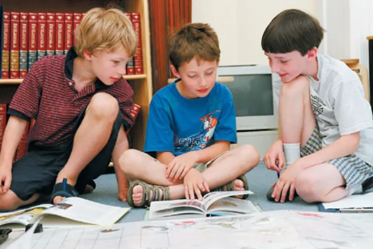 Auch-in-den-Montessori-Schulen-ist-Freiarbeit-ein-wichtiger-Bestandteil-Hinzu-kommt-eine-Zeit-des-Lernens-in-gebundenen-Formen-genannt-Fachunterricht