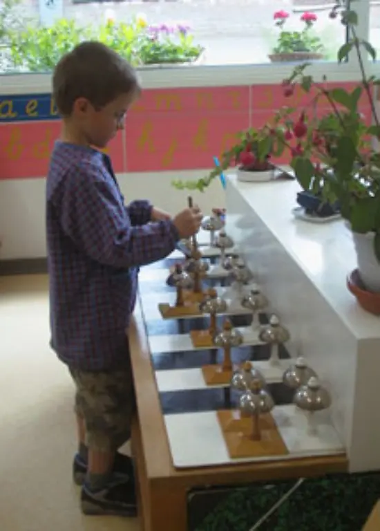 Ein-ganz-wichtiger-Faktor-bei-Montessori-ist-die-Gestaltung-der-Lernumgebung-Diese-wird-bestimmt-durch-das-Interesse-des-Kindes