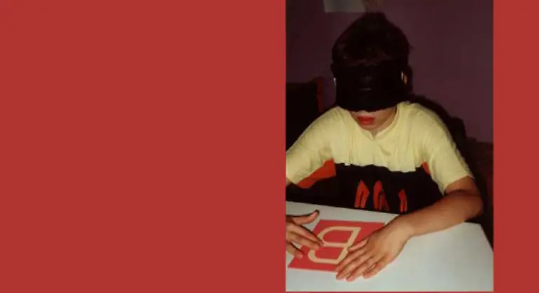 und-Sandpapier-Buchstaben-mit-denen-die-Form-nicht-nur-mit-den-Augen-sondern-auch-mit-den-Haenden-erfasst-werden-kann-Umgebung-und-Material-sind-auf-alle-Sinne-der-Kinder-ausgerichtet