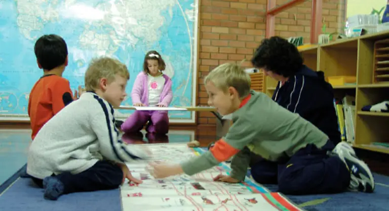 Die-Klassen-sind-bei-Montessori-altersgemischt-weil-Kinder-in-einer-Weise-voneinander-lernen-die-kein-Material-und-kein-Erwachsener-ersetzen-kann