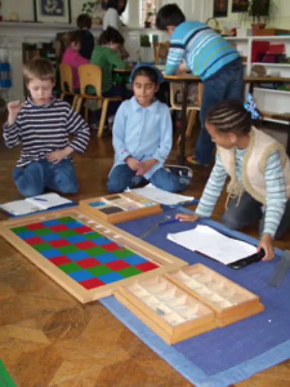 An-Montessorischulen-werden-unterschiedliche-Modelle-der-Altersmischung-verwirklicht-Es-gibt-die-Mischung-von-zwei-drei-oder-vier-Jahrgaengen