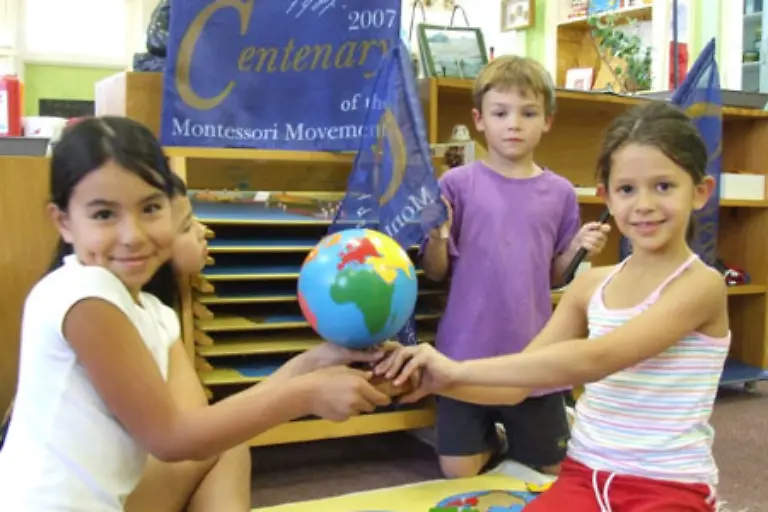 Die-Arbeit-in-der-Grundschule-folgt-dem-Gedanken-dass-Bildung-keine-Anhaeufung-von-einzelnen-Kenntnissen-ist-sondern-nur-durch-das-Erfassen-von-Zusammenhaengen-erreicht-wird-Das-Bewusstsein-vom-Zusammenwirken-aller-Dinge-und-allen-Lebens-im-Universum-soll-auf-die-Verantwortung-fuer-eben-dieses-Universum-vorbereiten