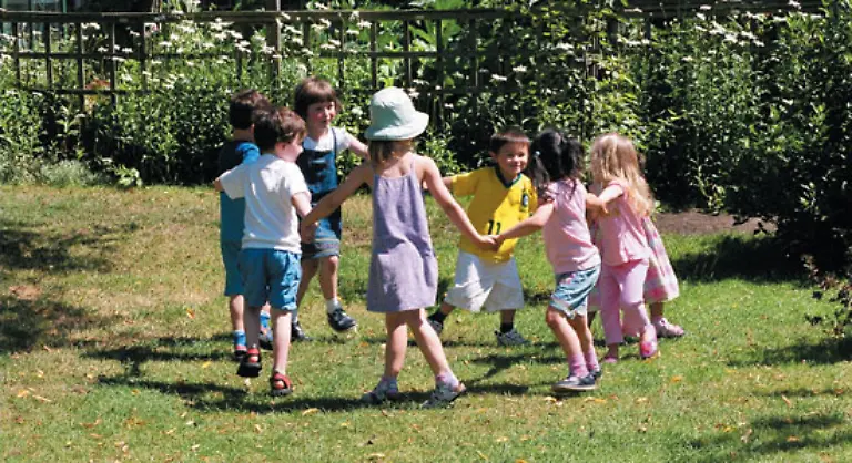 Montessori-bezeichnet-diesen-fuer-sie-zentralen-Erziehungsaspekt-als-kosmische-Erziehung