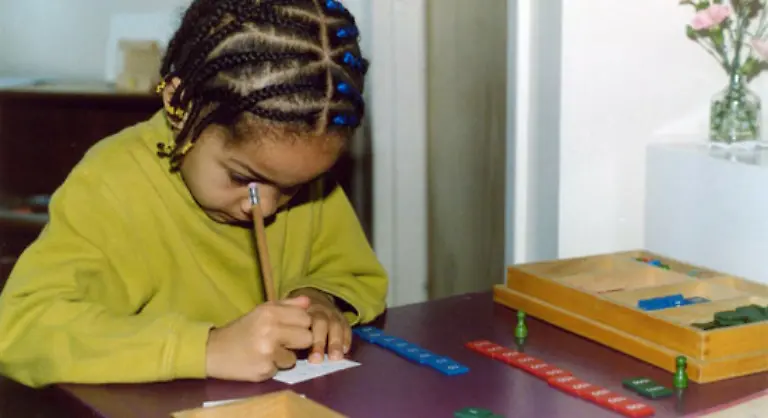 und-Perlenmaterial-Fotos-montessoricentenary