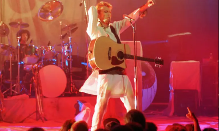 Keine-Pose-war-ihm-zu-exzentrisch-kein-Kostuem-verrueckt-genug-um-die-Aufmerksamkeit-des-Publikums-zu-erringen-Seine-Wandlungsfaehigkeit-hat-ihm-den-Spitznamen-Chamaeleon-eingebracht