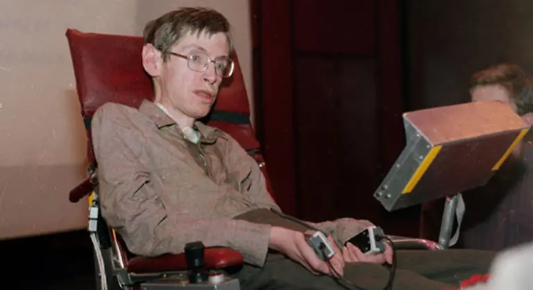 An-der-Schule-und-in-der-Uni-galt-Hawking-als-begabt-aber-keineswegs-als-Genie-Nach-einigen-Semestern-Physik-in-Oxford-entschied-er-sich-fuer-ein-Studium-der-Kosmologie-in-Cambridge-Dann-schlug-das-Schicksal-zu